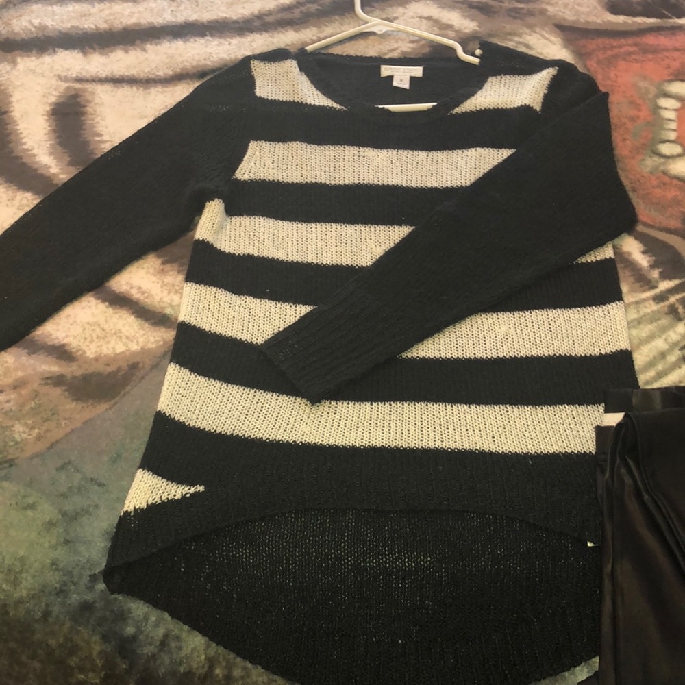 Small black and white high low sweater